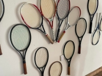 Časť zbierky tenisových rakiet