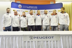 Zľava: Róbert Bezák, Tibor Tóth, David Olasz, Dominik Hrbatý, Jozef Kovalík, Andrej Martin, Roman Fano, Martin Kližan