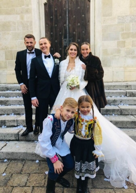 Tenisová rodina: vpravo sestra mladomanžela Katarína, vľavo Matej Lipták, jej manžel, dole ich deti