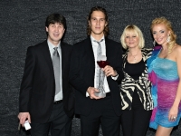 L. Lacko s priateľkou a rodičmi