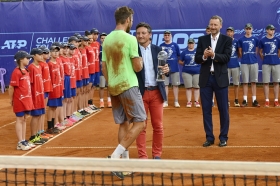 Trofej Gombosovi odovzdáva partner turnaja Evžen Balko